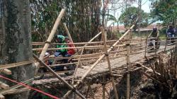 Menegangkan, Adrenalin Pemotor Terpacu saat Lewati Jembatan Sungai Cilisung Bandung 