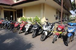 Gerebek Rumah di Bangkalan Polisi Amankan 13 Motor Curian
