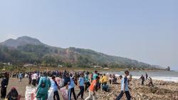 Seusai Diberi Predikat Pantai Terkotor, Ribuan Orang Bersihkan Cibutun Sukabumi  <