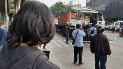 Sopir Mengantuk, Truk Trailer Tabrak Truk Pengangkut Tanah di Lampu Merah Yos Sudarso Jakut