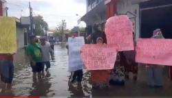 Banjir Medan Tak Kunjung Surut, Emak-Emak Gelar Demo di Atas Genangan<