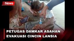 Tak Bisa Lepas Cincin Hingga Jari Bengkak, Lansia di Asahan Minta Pertolongan Damkar