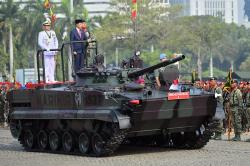 Naik Tank Marinir, Presiden Jokowi Periksa Pasukan Upacara HUT ke-78 TNI