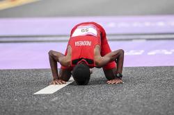 Pelari Indonesia Agus Prayogo Tetap Bersujud meski Belum Meraih Medali Asian Games