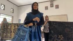Unik, Pelajar Madrasah di Banjarnegara Ciptakan Pewarna Batik Gunakan Tumbukan Batu Kali<