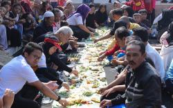 Ganjar dan Istri Mayoran Bersama Warga di Kaki Gunung Gede Pangrango Cianjur<