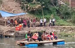 Viral Siswa SMP di Malang Berangkat Sekolah Naik Getek