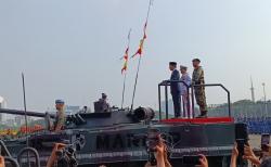 Presiden Jokowi Naik Tank Amfibi Marinir Cek Pasukan Upacara HUT ke-78 TNI