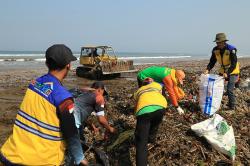Tumpukan Sampah Pantai Cibutun Loji Akhirnya Dibersihkan