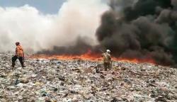 TPA Jatibarang Semarang Kembali Terbakar, Puluhan Personel Brimob Bantu Padamkan Api