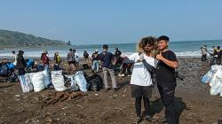 Warga Berdatangan ke Pantai Cibutun Sukabumi, Berburu Selfie dengan Pandawara Group <