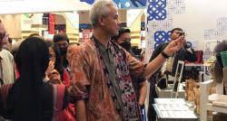 Kunjungi Pameran Inacraft, Ganjar Pranowo Beli Outer Unik Karya Difabel