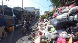 Sampah Numpuk di TPS Pasar Kosambi Bandung, Hampir 1 Bulan Tak Terangkut<