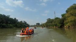 Tim Gabungan Susur Sungai Cimandiri usai Sampah Numpuk di Pantai Cibutun Sukabumi<