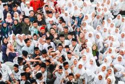 Sowan ke Kiai Ponpes Babakan Ciwaringin, Sandiaga Uno Nostalgia Teringat Minta Doa Bangun Tol Cipali<