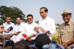 Gerak Cepat Amankan Produksi, Plt Mentan Dampingi Presiden Panen Padi di Sukamandi