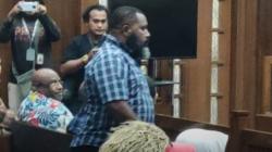 Adik Lukas Enembe Ngotot Minta Hakim Bacakan Vonis, Sempat Paksa Masuk Area Sidang