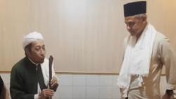 Ganjar Diberi Tongkat hingga Didoakan Jadi Presiden saat Kunjungi Ponpes Gedongan<