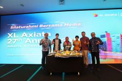 Potong Tumpeng Peringati HUT ke-27 XL Axiata bersama Media