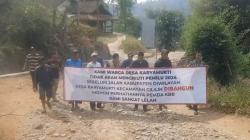 Jalan Rusak Parah di KBB 12 Tahun Tak Kunjung Diperbaiki, Warga Ancam Golput Pemilu 2024<