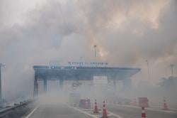 Jalan Tol Trans Sumatera Tak Terlihat Tertutup Asap Kebakaran