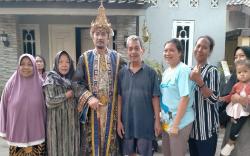 Bacaleg Partai Perindo Tampil Unik dengan Kostum Prabu Siliwangi, Hibur Warga Losarang Indramayu