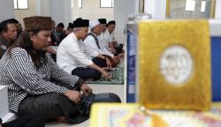 Ganjar Ziarah ke Makam Syekh Abdul Muhyi Ulama Besar Tasikmalaya<