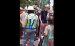 Kecelakaan di Situbondo, Mobil WNA Belgia Terbalik gegara Sopir Ugal-Ugalan<