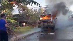 Pengemudi Asyik Merokok, Mobil Kijang Angkut Bensin di Wajo Ludes Terbakar