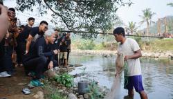 Blusukan ke Pelosok Tasikmalaya, Ganjar Panen Ikan Bersama Warga<