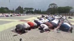 Ratusan ASN Sumedang Salat Istisqo, 1 Jam Kemudian Hujan Turun<
