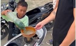 Momen Lucu Pembalap Moto2 Beli Bensin Eceran sampai Karaoke Lagu Jawa