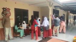 Geger Emak-Emak Serbu Kantor Polisi di Langkat, Lapor 10 Anaknya Dicabuli Guru