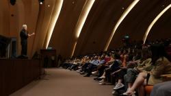 Ganjar Tegaskan Komitmennya Hadirkan Politik Persatuan di Depan Ribuan Mahasiswa Unpar Bandung<