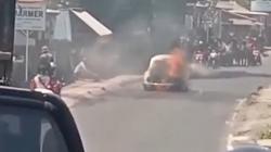 Mobil VW Kodok Terbakar di Jalan Raya Guwang Bali, Pemilik Panik Selamatkan Barang-Barang