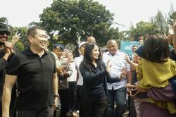 Dapat Sambutan Hangat, Begini Momen Hary Tanoesoedibjo dan Liliana Berbaur dengan Masyarakat Tanah Abang
