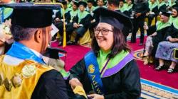 Kisah Windiyati Nugroho Lulusan Terbaik UNESA, Raih Gelar Doktor dengan IPK 3,98 di Usia 77 Tahun<
