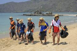Foto-Foto Pembalap MotoGP Bersihkan Pantai Kuta Mandalika Lombok Tengah
