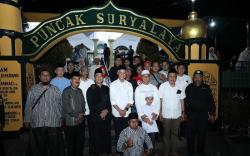 Ganjar Pranowo Silaturahmi ke Ponpes Suryalaya Tasikmalaya dan Diajarkan Sabar<