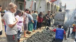 Pasokan Air Bersih Putus gegara Proyek Drainase, Ratusan Warga Medan Protes<
