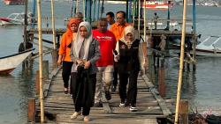Salurkan Bansos Sembako di Pulau Lae-lae, Pos Indonesia Komitmen Layani Daerah 3T