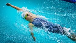 Teknik Dasar dan Manfaat Renang Gaya Punggung, Kamu Harus Tahu!