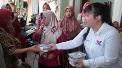Gelar Jumat Berkah, Bacaleg Perindo Stella Bagikan Sembako dan Nasi Kotak untuk Warga Kurang Mampu 
