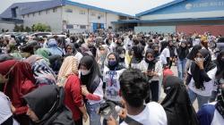 Ribuan Buruh Berkaus Wajah Ganjar Pranowo Putihkan Pabrik Garmen di Subang<