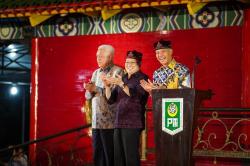Kunjungi Masjid Cheng Hoo dan Diterima Sebagai Keluarga, Ganjar Dapat Songkok dari Muslim Tionghoa
