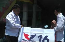 Bacaleg Partai Perindo Bagikan Puluhan Gerobak ke Pedagang Jamu di Demak