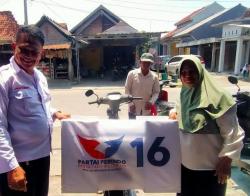 Pedagang Jamu di Demak Semringah Terima Bantuan Gerobak Partai Perindo