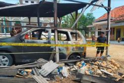 Polres Sampang Kembali Gelar Olah TKP Terbakarnya Mobil Tokoh Agama di Madura