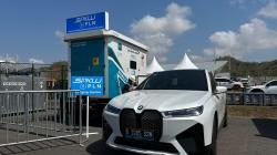 Crew Dorna Sport Puji SPKLU PLN di Arena MotoGP Mandalika 