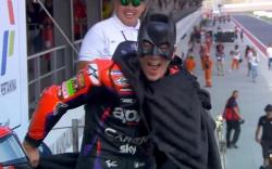 Terungkap! Ini Alasan Maverick Vinales pakai Kostum Batman di Podium MotoGP Indonesia 2023